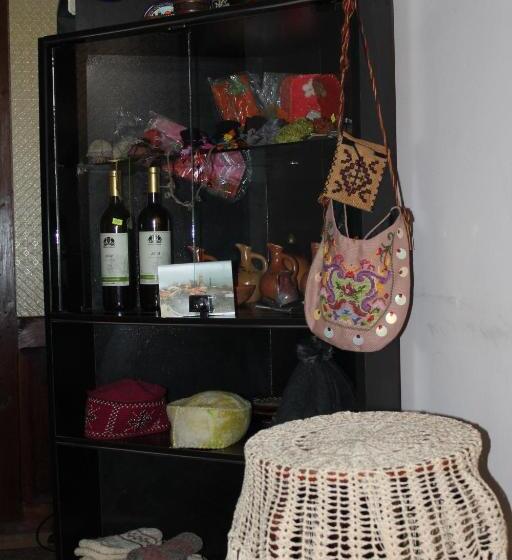 اتاق استاندارد سه تخته با سرویس بهداشتی مشترک, Maya Guest House