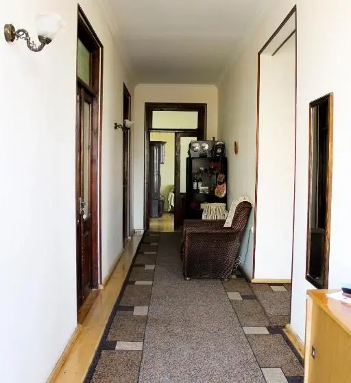 اتاق استاندارد سه تخته با سرویس بهداشتی مشترک, Maya Guest House