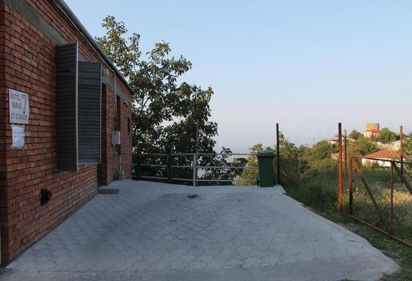 اتاق استاندارد سه تخته با سرویس بهداشتی مشترک, Maya Guest House