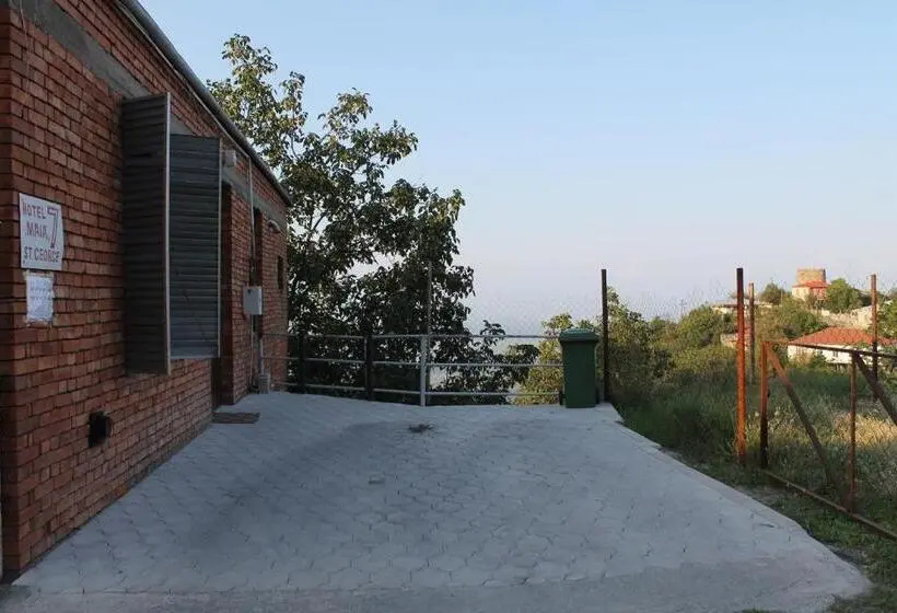 اتاق استاندارد سه تخته با سرویس بهداشتی مشترک, Maya Guest House