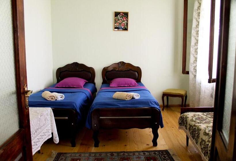 اتاق استاندارد سه تخته با سرویس بهداشتی مشترک, Maya Guest House