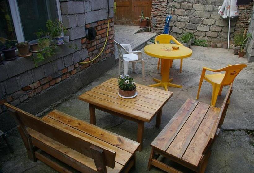 تختخواب در اتاق مشترک, Maya Guest House