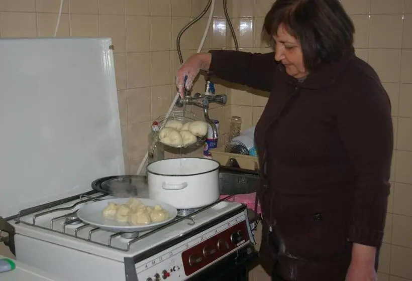 تختخواب در اتاق مشترک, Maya Guest House