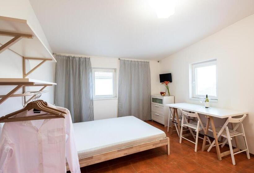 バスルーム共有のトリプルスタンダード, Slavia Penzion