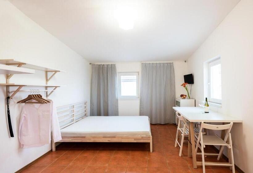 バスルーム共有のトリプルスタンダード, Slavia Penzion