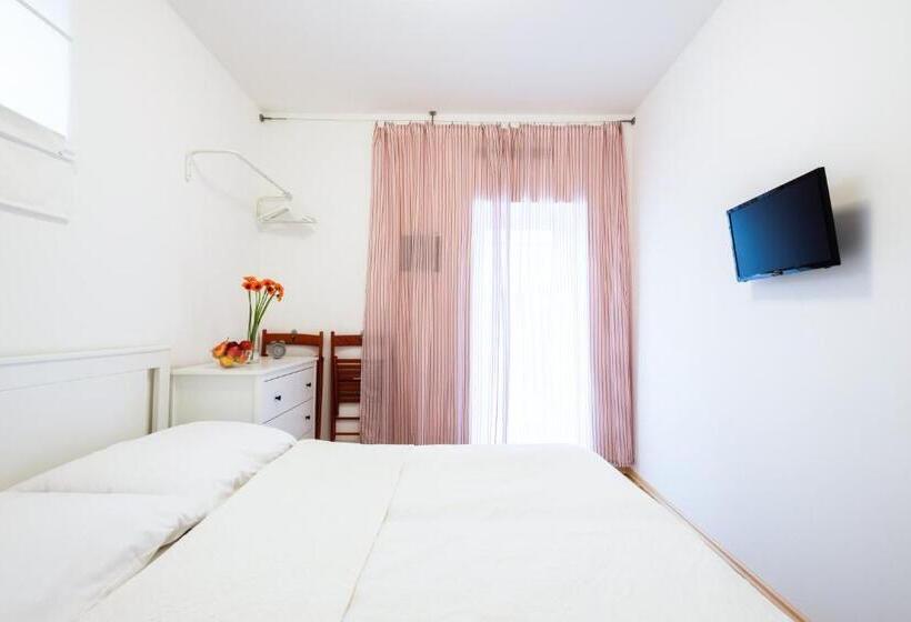 ガーデンビュースタンダードルーム, Slavia Penzion