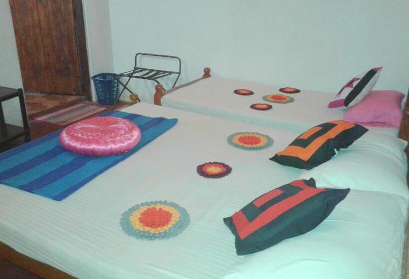 חדר קלאסי לשלושה, Lak Nilla Guest House