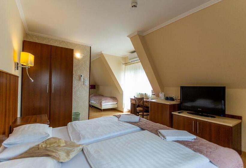 四人标准间, Petrény Borpanzió