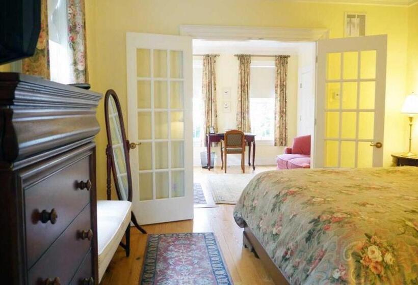 جناح سرير كينج, Compass Rose Inn