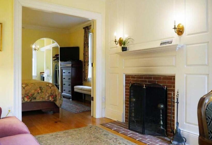 جناح سرير كينج, Compass Rose Inn