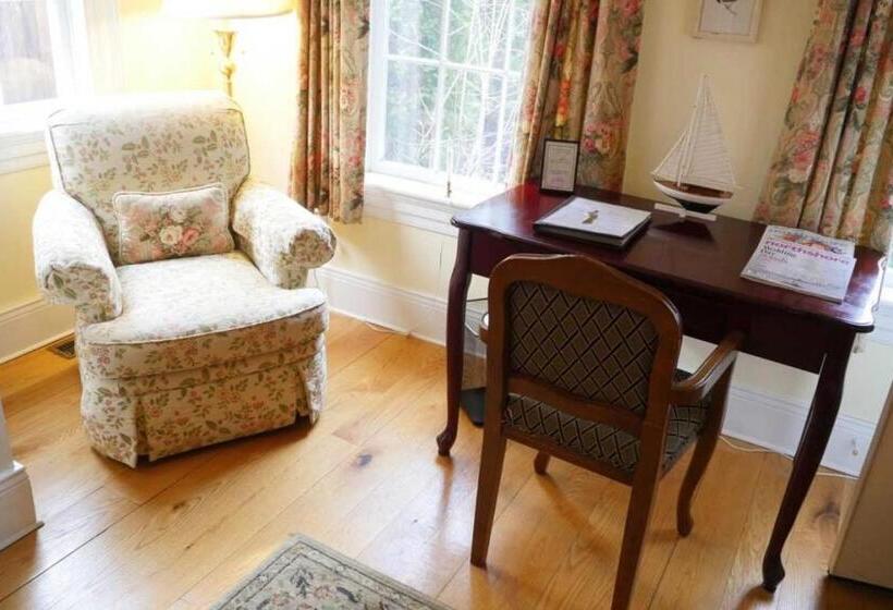 جناح سرير كينج, Compass Rose Inn