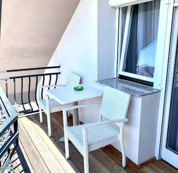 Comfort room with balcony, Maj Inn