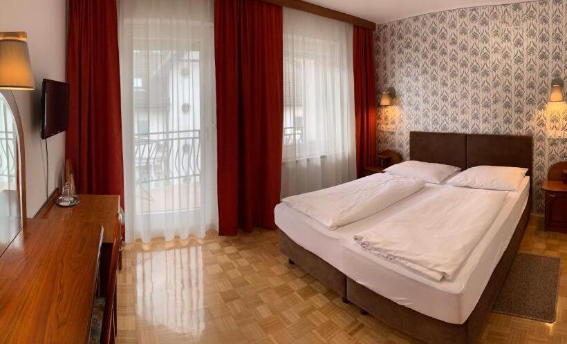 Comfort room with balcony, Maj Inn