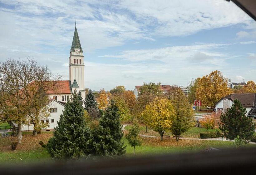 استودیوی استاندارد, Maj Inn