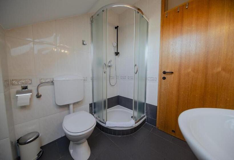 استودیوی استاندارد, Maj Inn