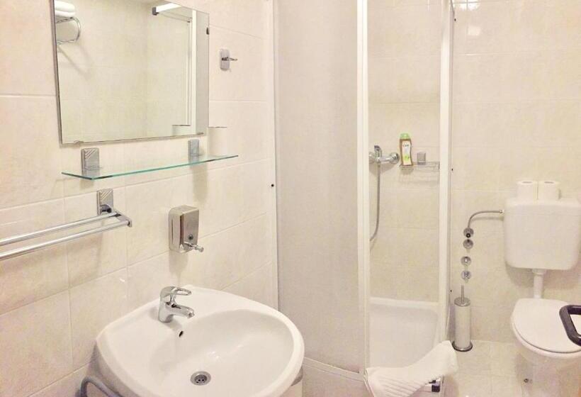 اتاق استاندارد, Maj Inn