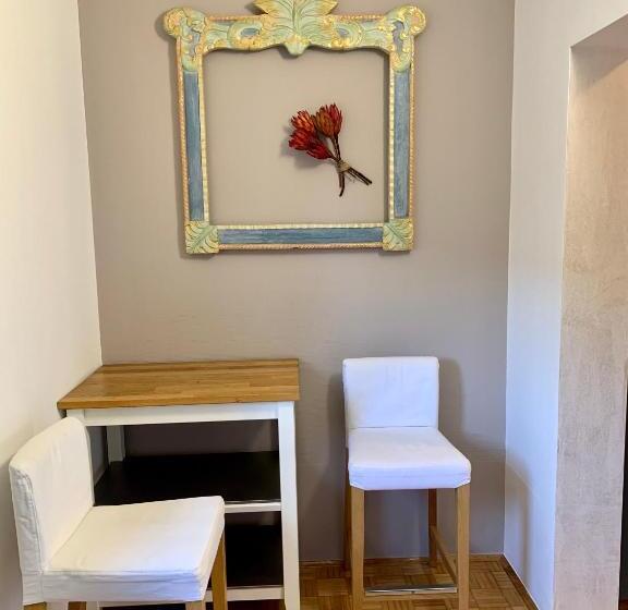 اتاق استاندارد, Maj Inn