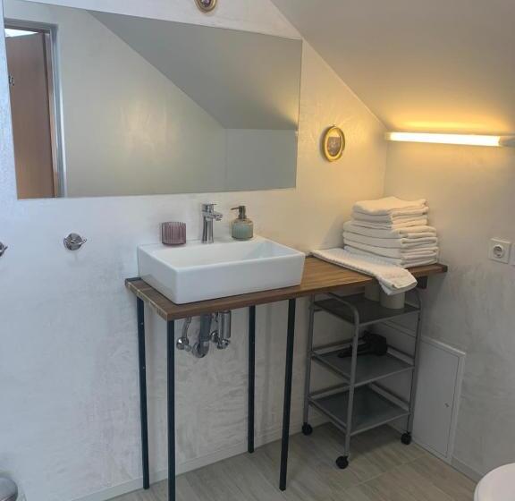 اتاق استاندارد چهارنفره با بالکن, Maj Inn