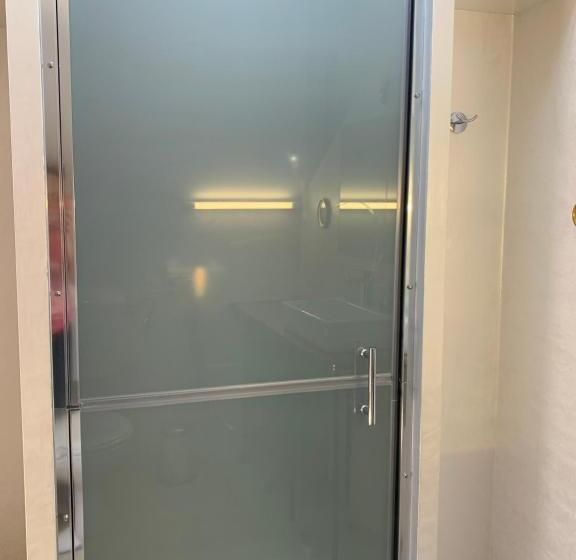 اتاق استاندارد چهارنفره با بالکن, Maj Inn