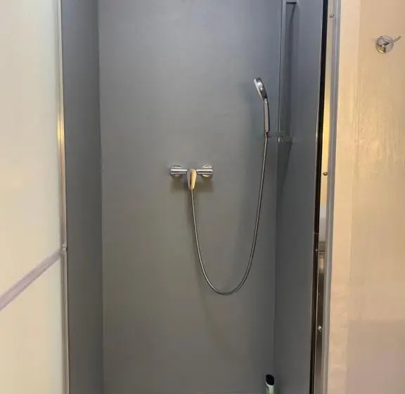 اتاق استاندارد چهارنفره با بالکن, Maj Inn