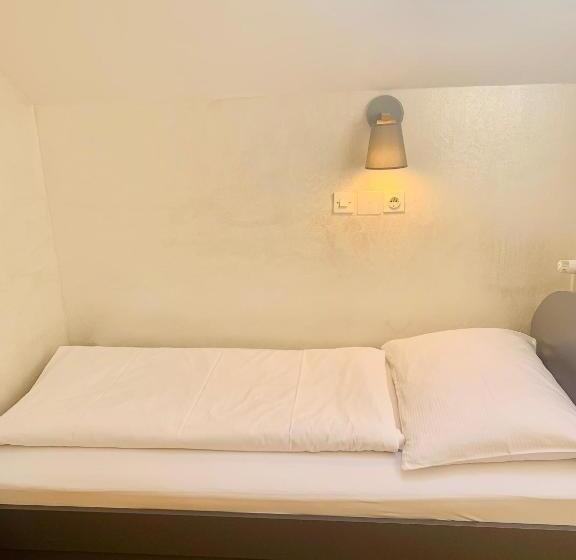 اتاق استاندارد چهارنفره با بالکن, Maj Inn