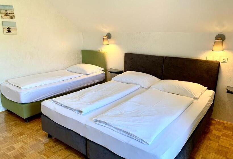 اتاق استاندارد چهارنفره با بالکن, Maj Inn