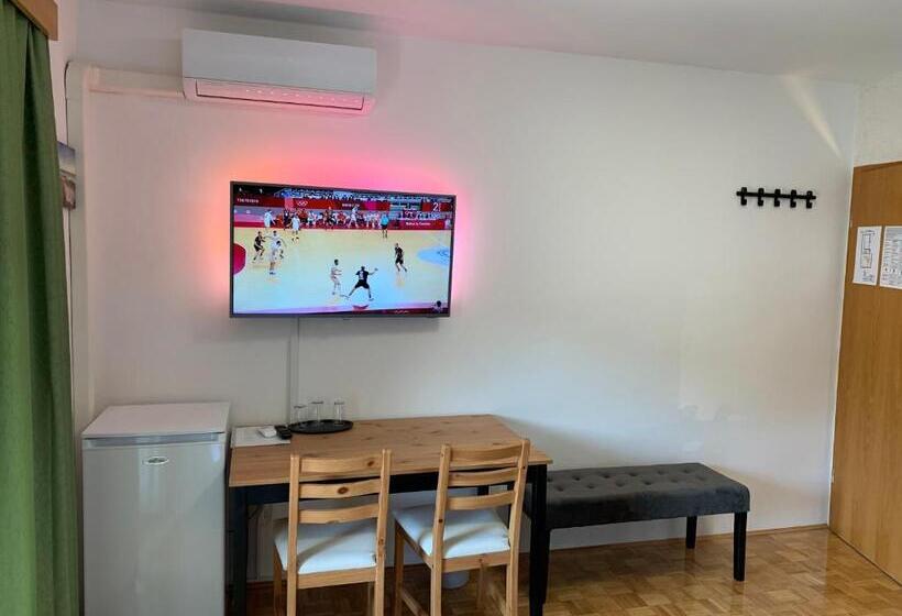 اتاق استاندارد چهارنفره با بالکن, Maj Inn