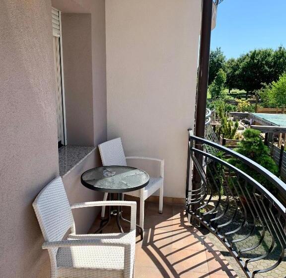 Comfort room with balcony, Maj Inn