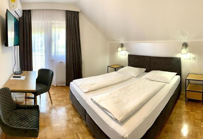 Comfort room with balcony, Maj Inn