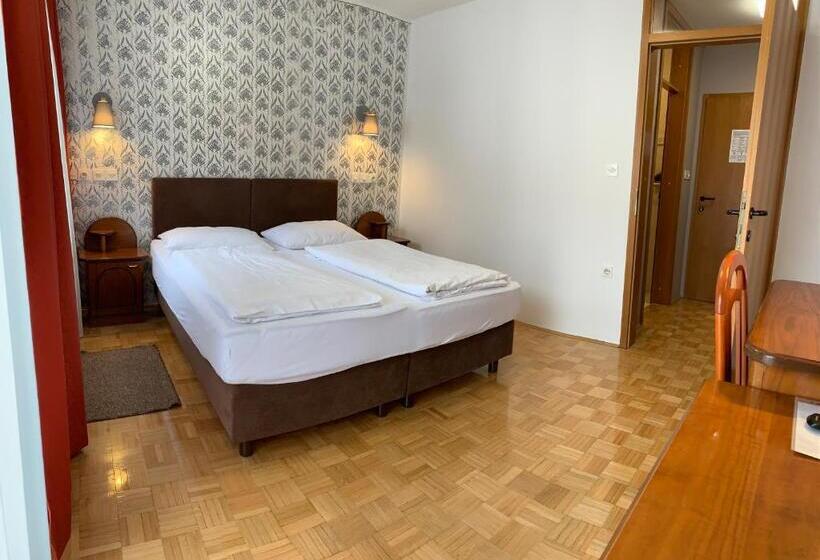 Comfort room with balcony, Maj Inn