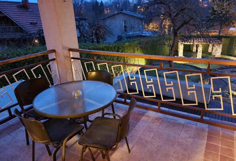 اتاق استاندارد چهار تخته, Felixi Maja