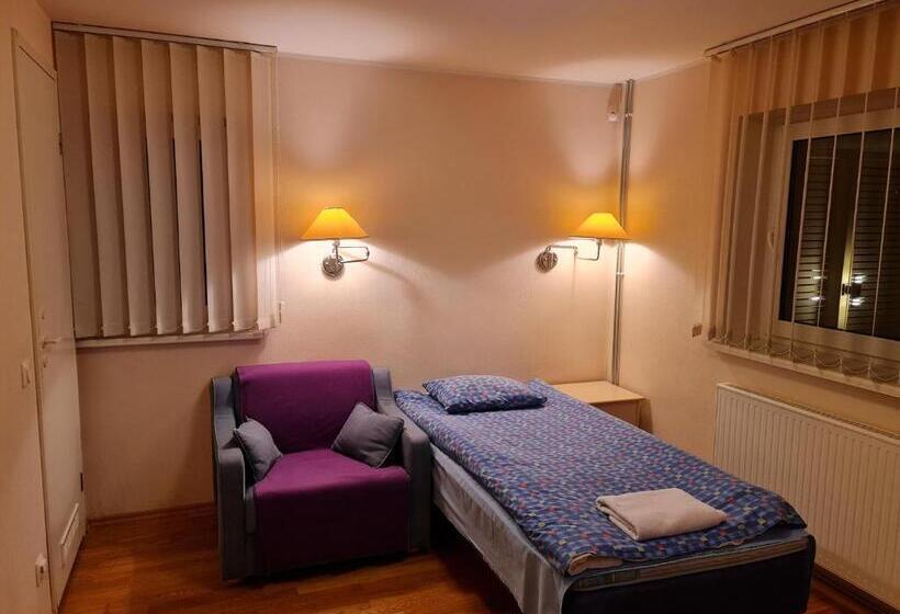 اتاق استاندارد یک نفره, Felixi Maja