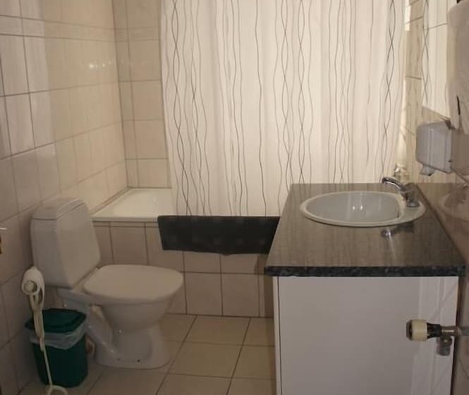 اتاق استاندارد یک تخته با سرویس بهداشتی مشترک, Hafnarnes