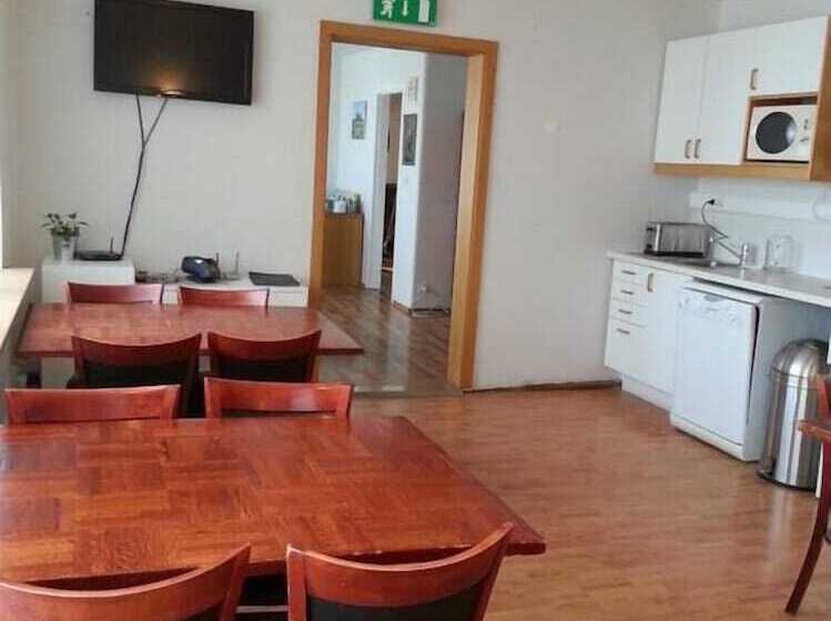 اتاق استاندارد چهارنفره با سرویس بهداشتی مشترک, Hafnarnes