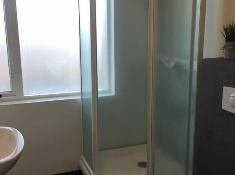 اتاق استاندارد چهارنفره با سرویس بهداشتی مشترک, Hafnarnes