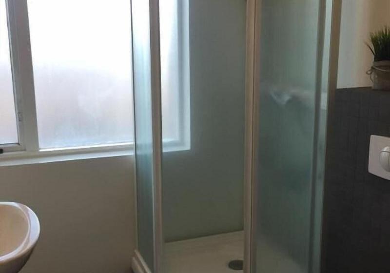 اتاق استاندارد یک تخته با سرویس بهداشتی مشترک, Hafnarnes