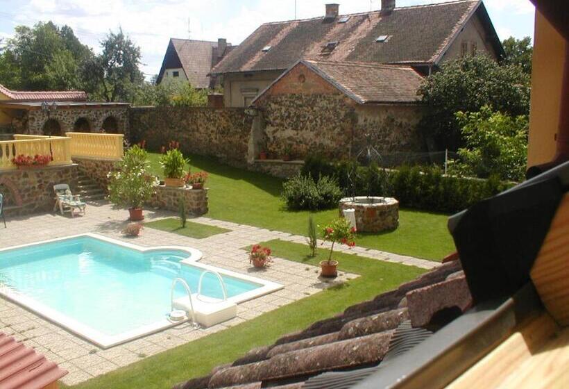 Люкс, Penzion A Restaurace Nad Hradem