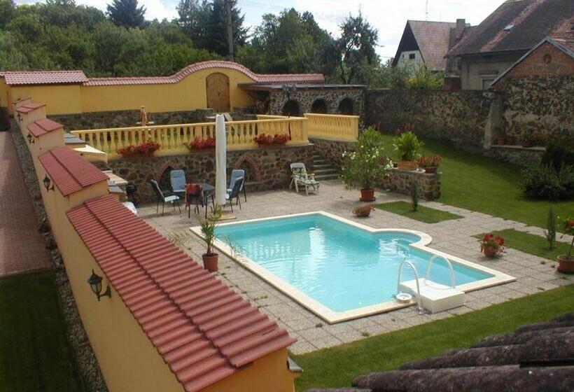 Люкс, Penzion A Restaurace Nad Hradem