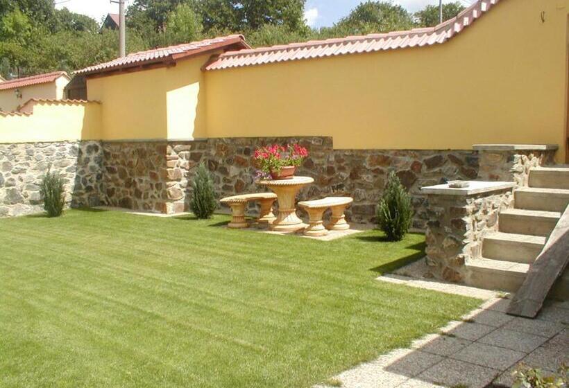 Люкс, Penzion A Restaurace Nad Hradem