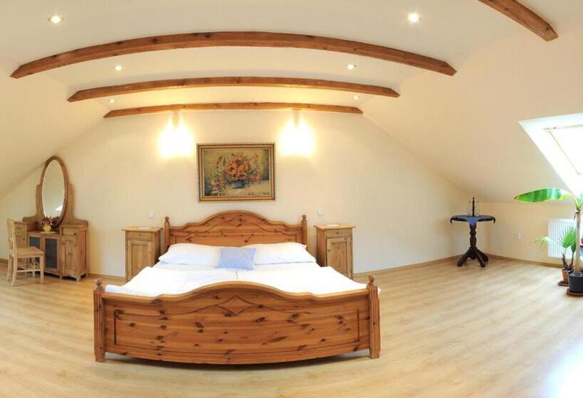 Люкс, Penzion A Restaurace Nad Hradem