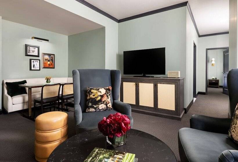 סוויטה מותאמת לאדם עם מוגבלויות, The Candler Hotel Atlanta, Curio Collection By Hilton