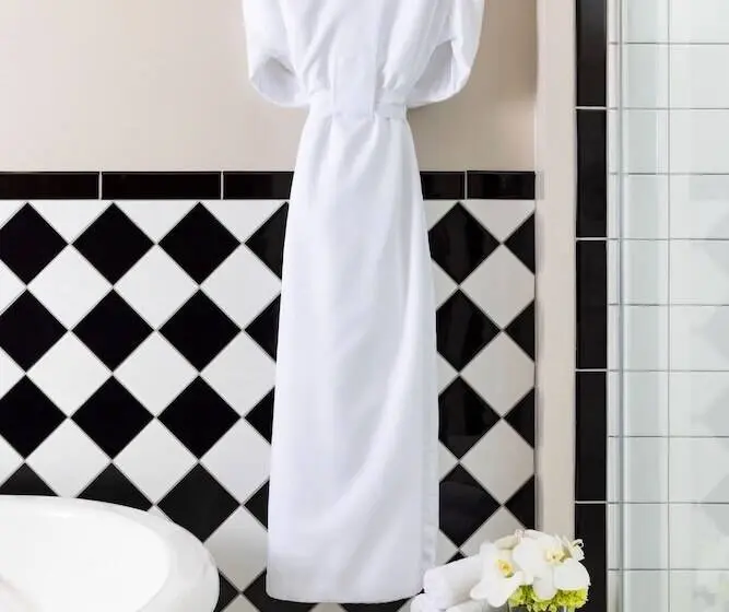 مجموعه ویستا شهر, The Candler Hotel Atlanta, Curio Collection By Hilton