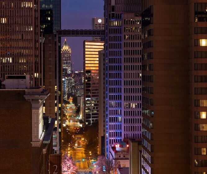 带城市景观的套间, The Candler Hotel Atlanta, Curio Collection By Hilton