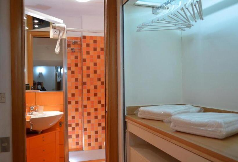 スタンダードトリプルルーム, B&b Degli Artisti