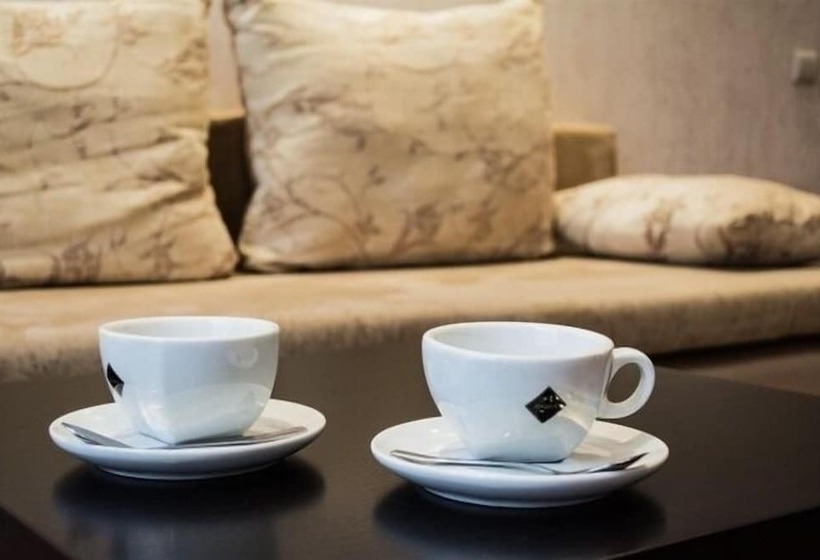 סוויטת ג'וניור, 12 Months