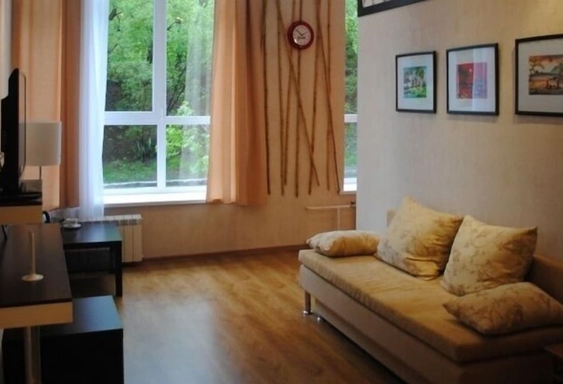 סוויטת ג'וניור, 12 Months