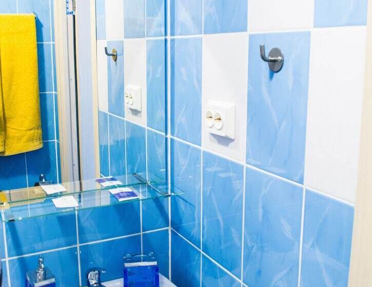 חדר קומפורט, 12 Months