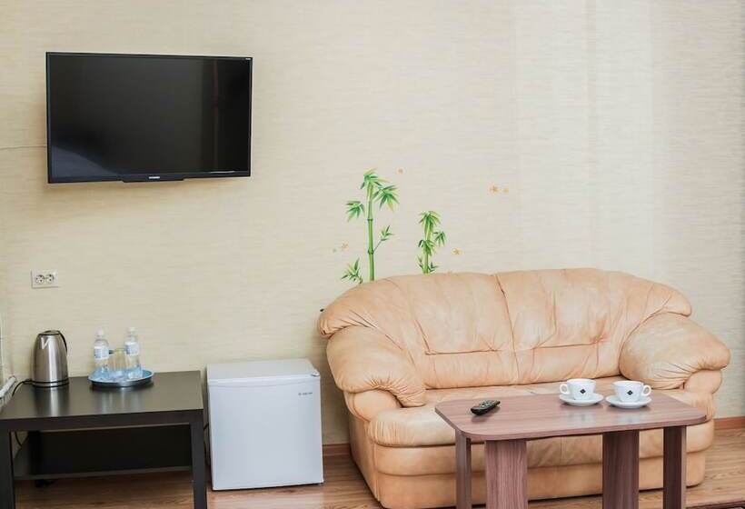 חדר קומפורט, 12 Months