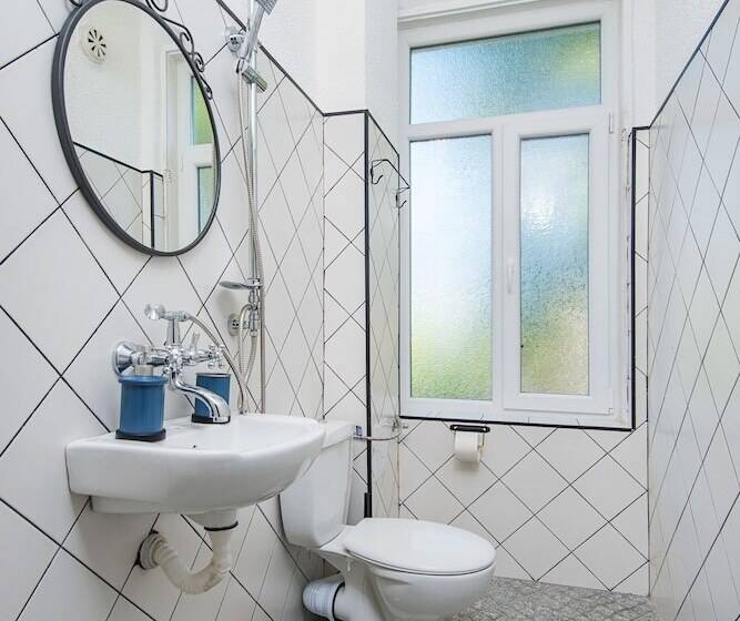 豪华房间, Generaator Sofia