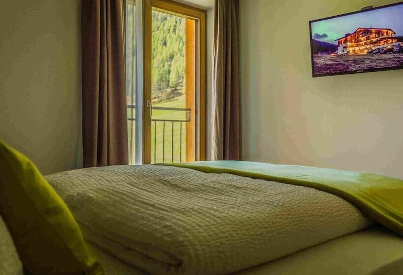 جناح عائلي, Sport